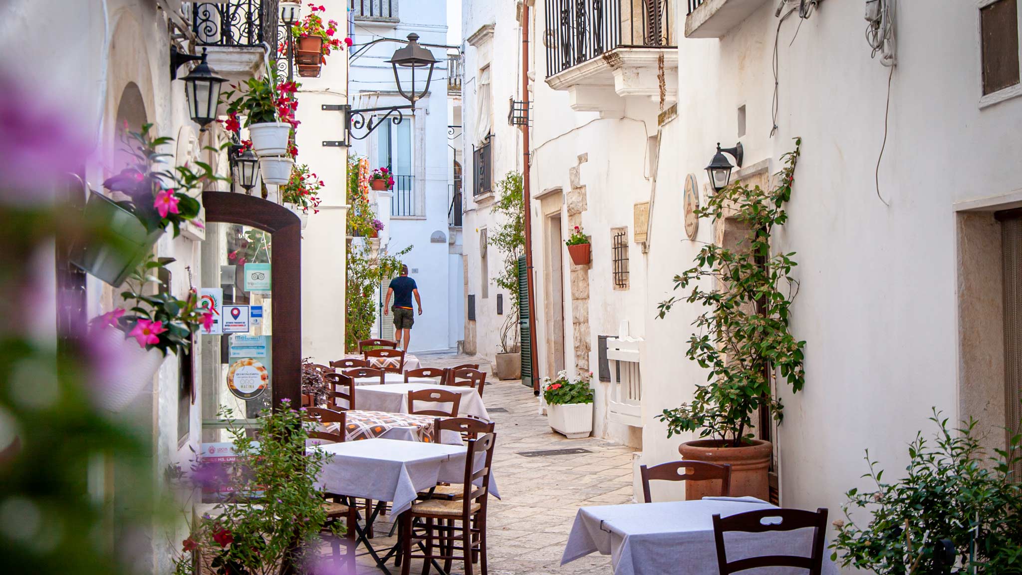 An outside restaurant in the white streets of Locorotondo Puglia