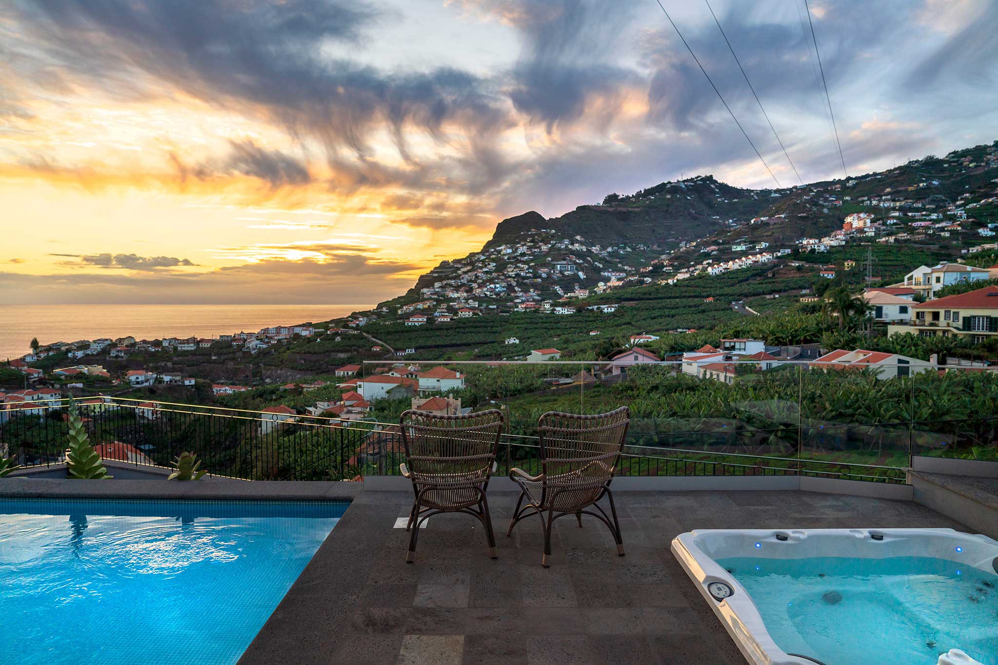 The pool and hot tub at Quinta da Saraiva