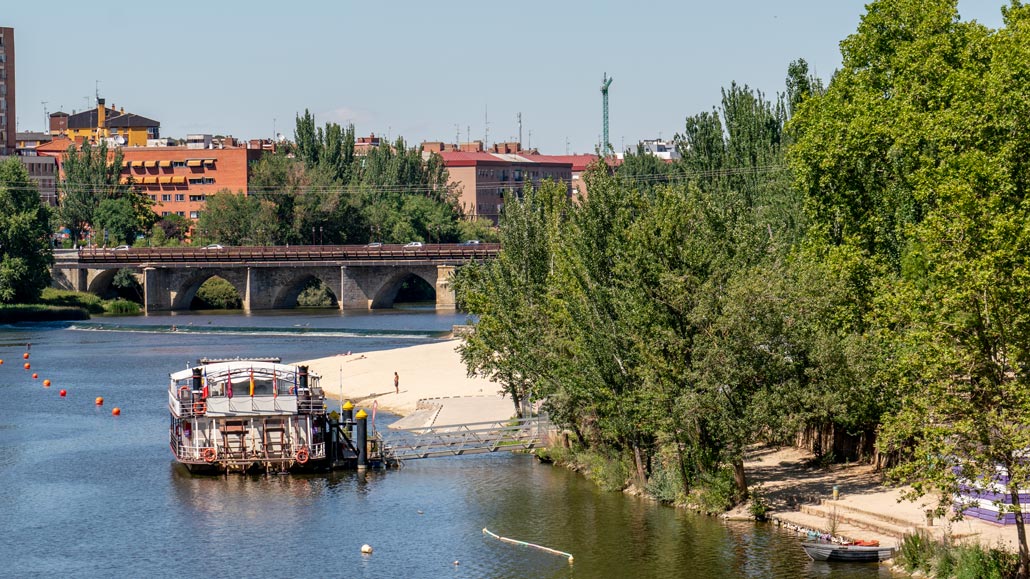 Valladolid's river beach