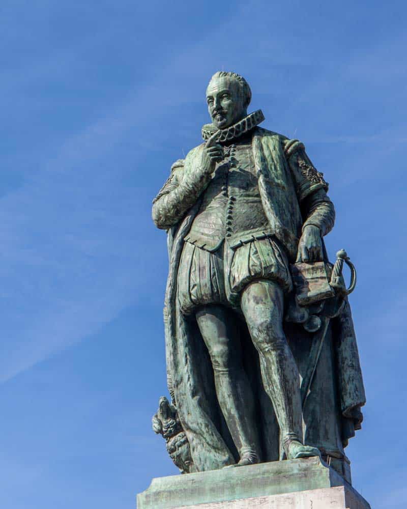 Statue in The Hague